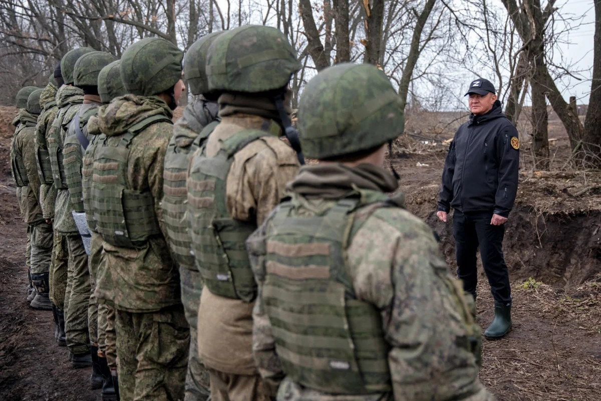 Роман Старовойт осматривает опорный пункт в приграничном с Украиной районе Курской области, 1 апреля 2023 года. Фото: пресс-служба Губернатора Курской области / <a data-sk="tooltip_parent" data-stringify-link="https://t.me/gubernator_46/2741" href="https://t.me/gubernator_46/2741" rel="noopener noreferrer" target="_blank">Telegram</a>