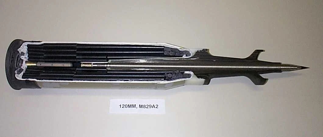 Макет снаряда M829A2 США в разрезе. Фото: <a href="https://commons.wikimedia.org/w/index.php?curid=8309855">Wikimedia Commons</a>