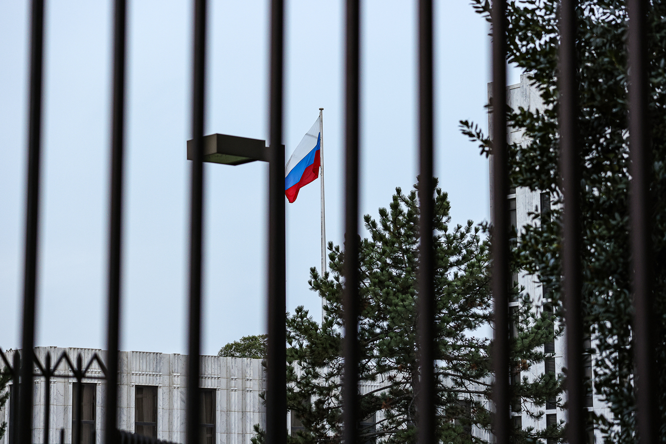 Флаг России перед зданием посольства РФ, Вашингтон, США, 3 октября 2024 года. Фото: Valerie Plesch / dpa / Scanpix / LETA