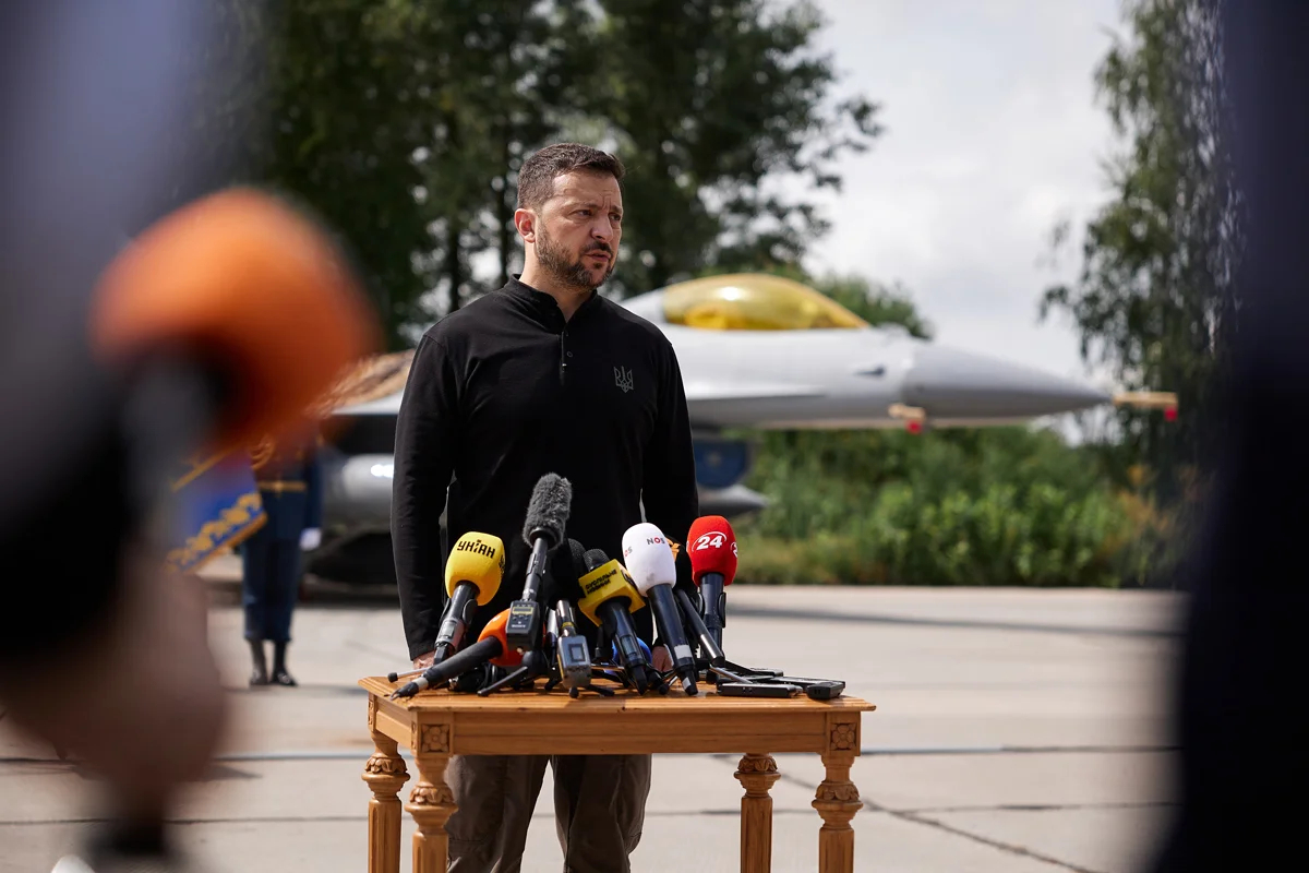 Владимир Зеленский на фоне истребителя F-16, 4 августа 2024 года. Фото: <a data-sk="tooltip_parent" data-stringify-link="https://www.president.gov.ua/news/volodimir-zelenskij-ce-dijsno-realnist-realnist-u-nashomu-ne-92505" href="https://www.president.gov.ua/news/volodimir-zelenskij-ce-dijsno-realnist-realnist-u-nashomu-ne-92505" rel="noopener noreferrer" target="_blank">Офис Президента Украины</a>