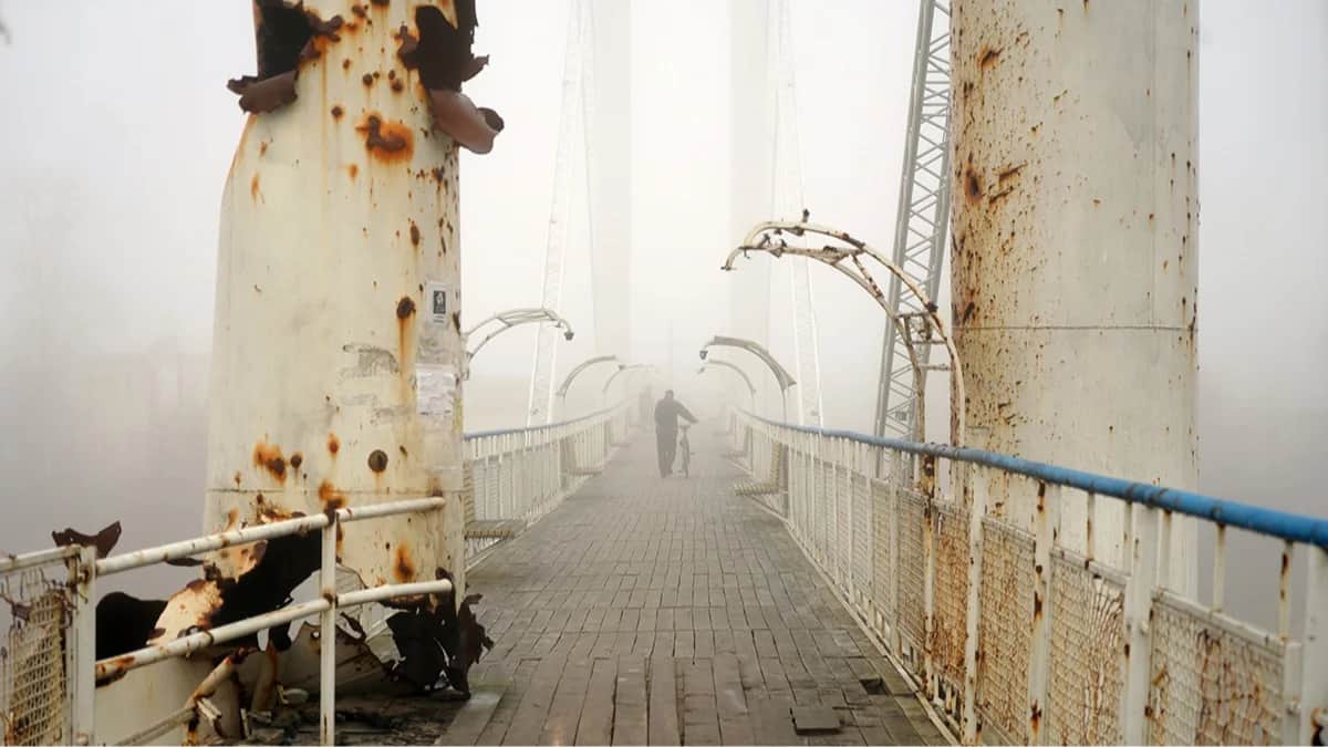 Мост в Изюме. Фото: Владлен Ноль