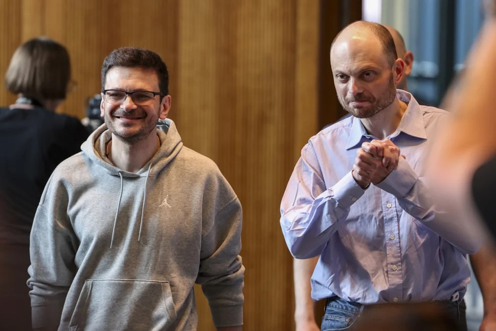 Russian opposition politicians Ilya Yashin and Vladimir Kara-Murza in Bonn, Germany, following their release and exchange on 2 August 2024. Photo: EPA-EFE/CHRISTOPHER NEUNDORF