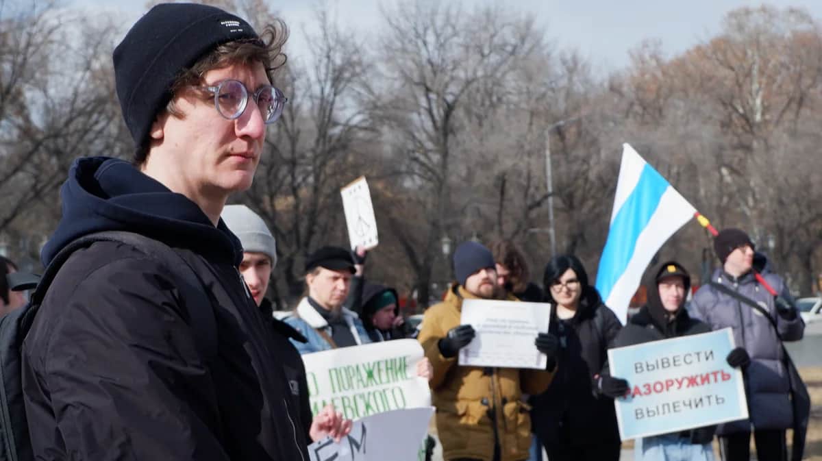 Даниил Чебыкин на антивоенном митинге в Ереване. Фото: Андрей Новашов