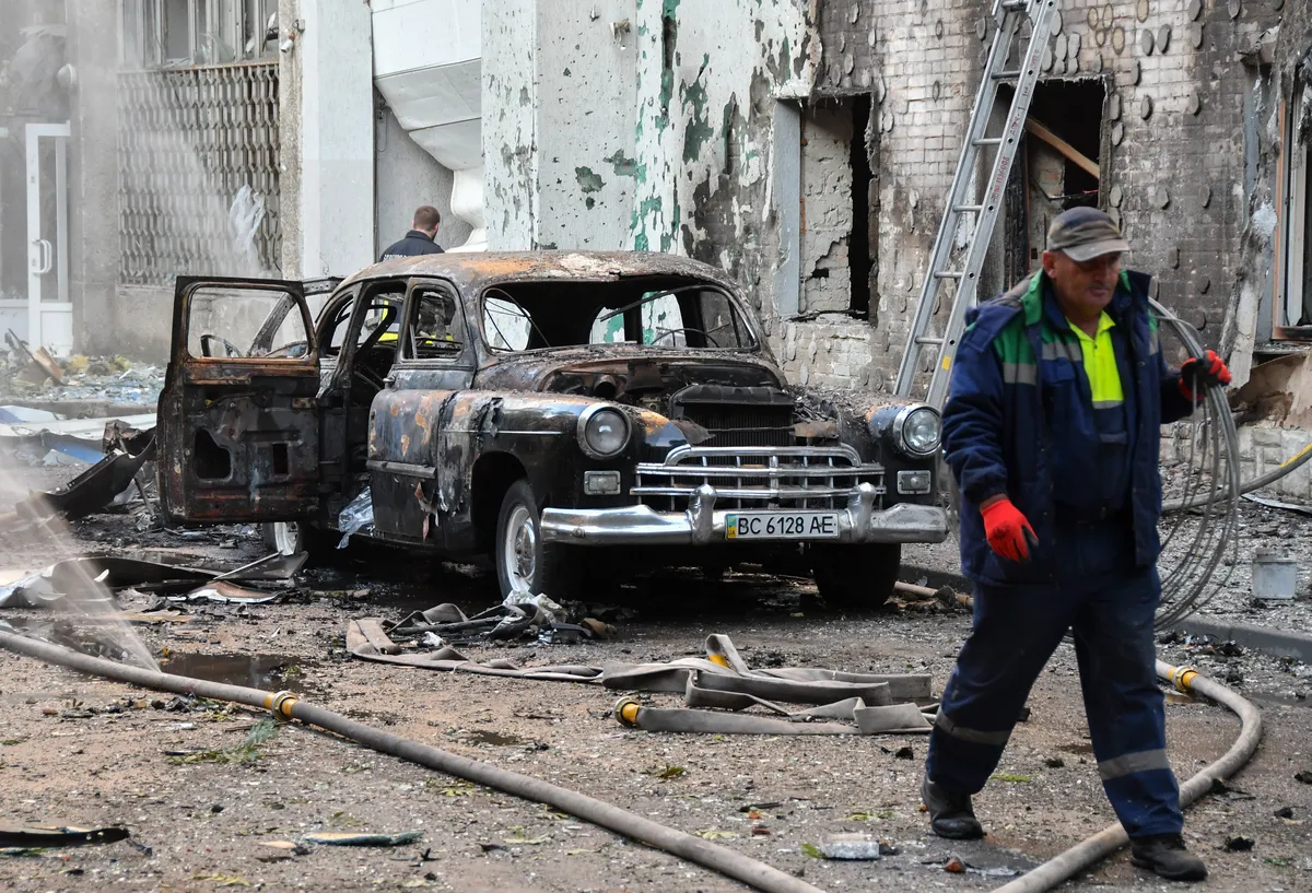 A burned car following a Russian drone strike on a residential building in Lviv, Ukraine, 12 July 2025. Photo: EPA / MYKOLA TYS