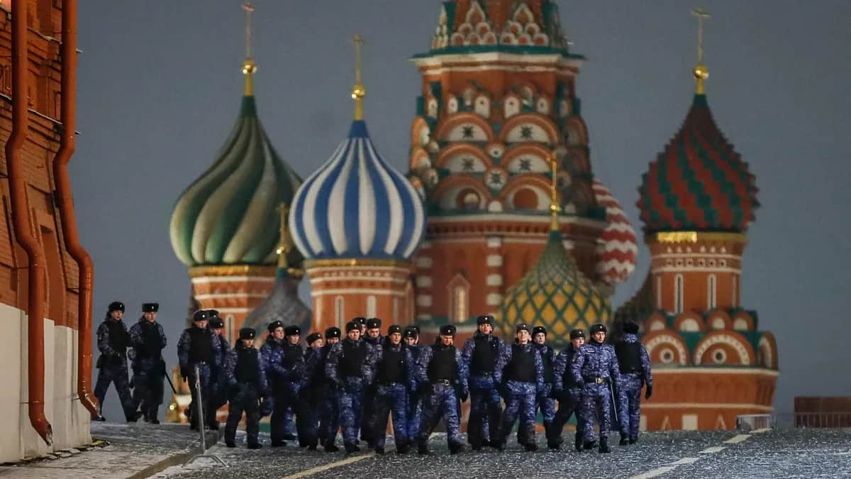 Police officers patrol Red Square in Moscow, Russia, late 31 December 2023. Photo: EPA-EFE/YURI KOCHETKOV