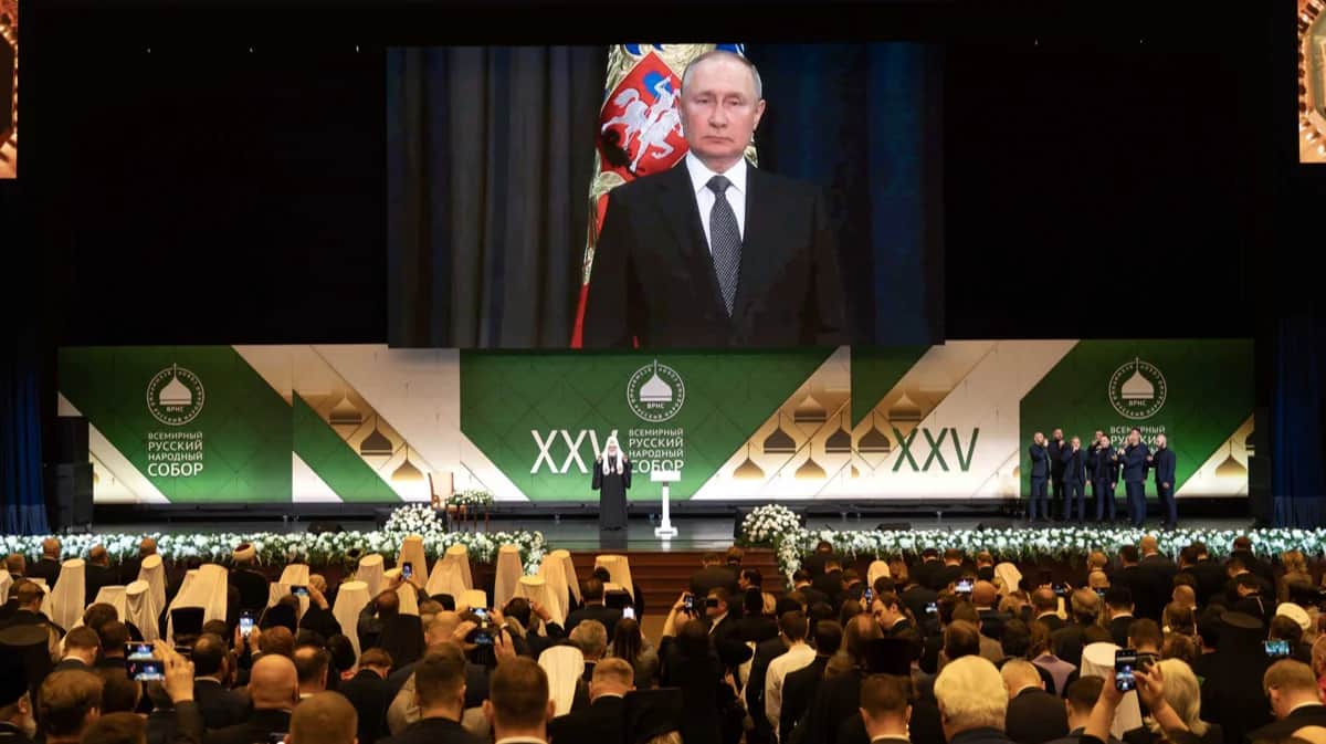 Патриарх Кирилл и Владимир Путин выступают на пленарной сессии Всемирного Русского Народного Собора, 28 ноября 2023 года. Фото: пресс-служба Патриархии / Тольяттинская Епархия РПЦ