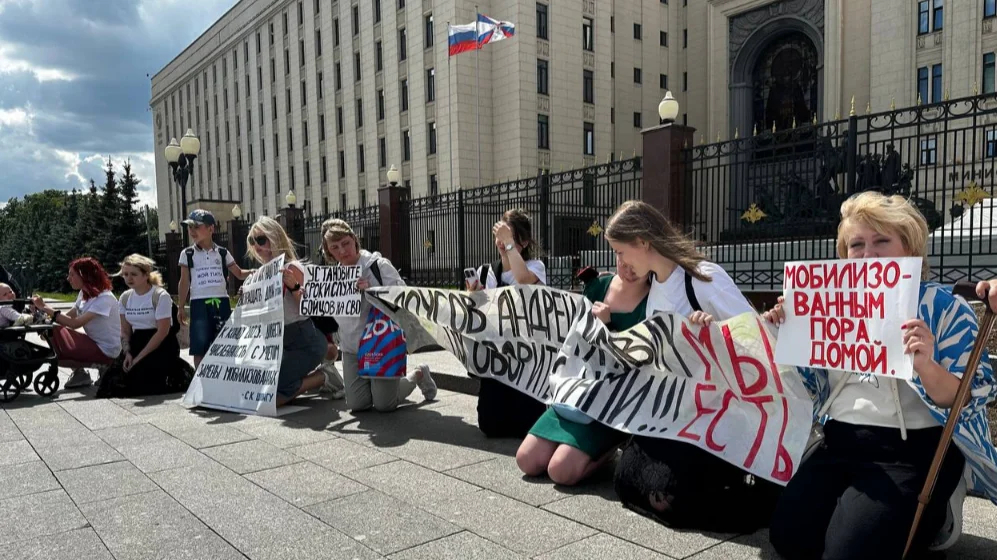 Wives and mothers of mobilised Russian soldiers protest outside Defence Ministry
