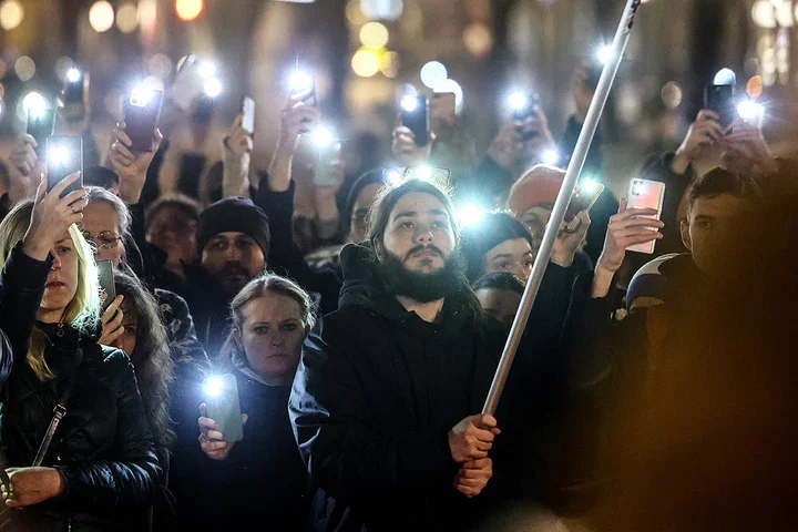 People light lanterns outside the Russian embassy in Berlin in memory of Alexey Navalny, 1 March 2024. Photo: Filip Singer / EPA-EFE