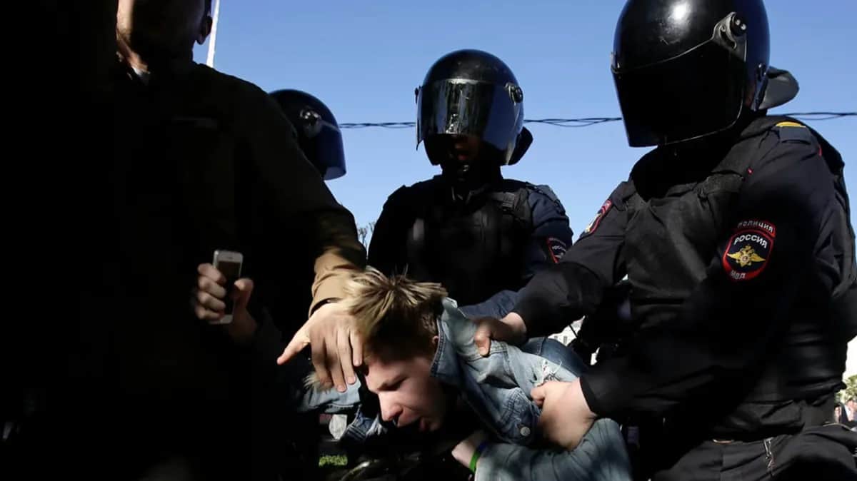 Police officers detain an LGBTQI+ activisit in St. Petersburg, Russia, 17 May 2019. Photo: Anton Vaganov / Reuters / Scanpix / LETA