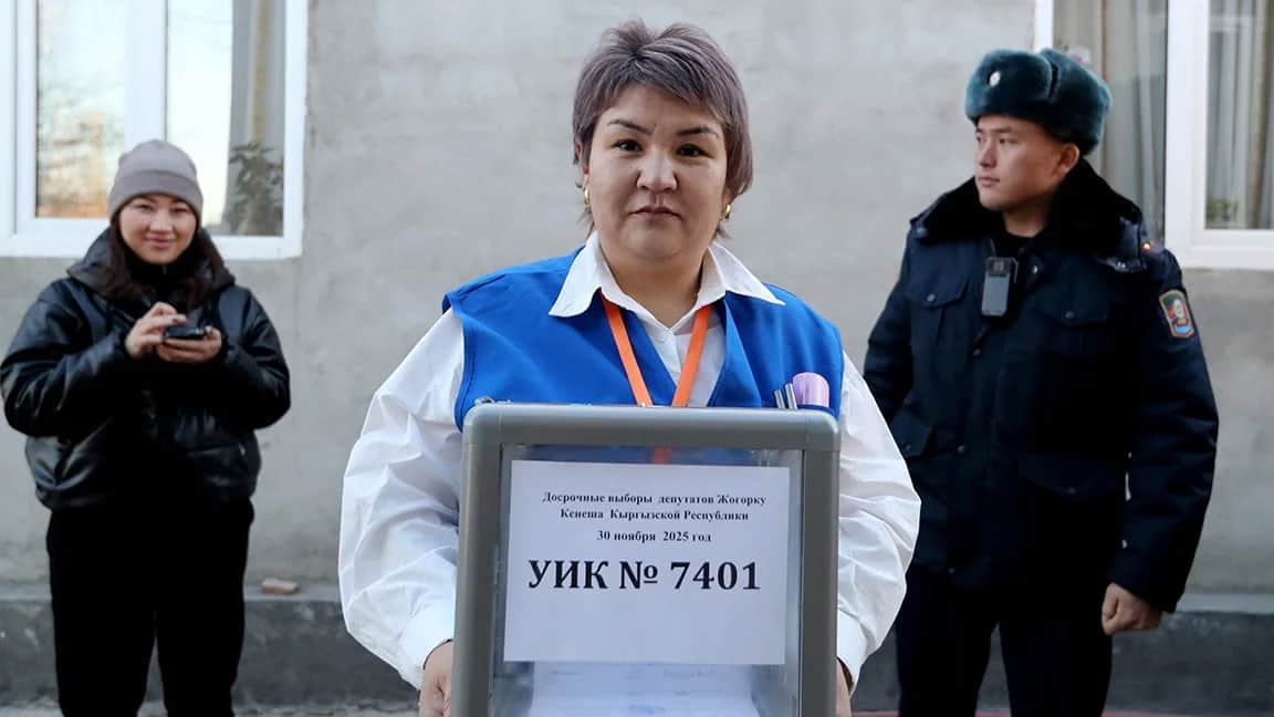 Член избирательной комиссии во время досрочных парламентских выборов в селе Кара-Джыгач, недалеко от Бишкека, Кыргызстан, 29 ноября 2025 года. Фото: Игорь Коваленко / EPA