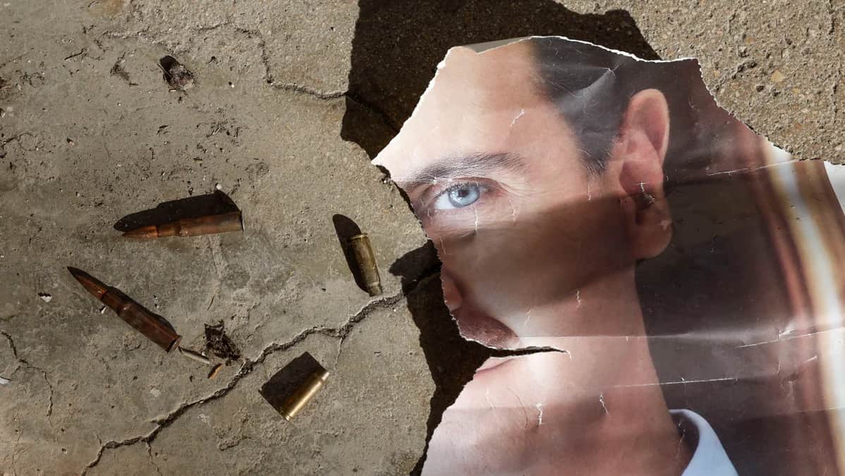 Обрывок портрета бывшего президента Сирии Башара Асада на авиабазе Меззех на окраине Дамаска, Сирия, 16 декабря 2024 года. Фото: Antonio Pedro Santos / EPA
