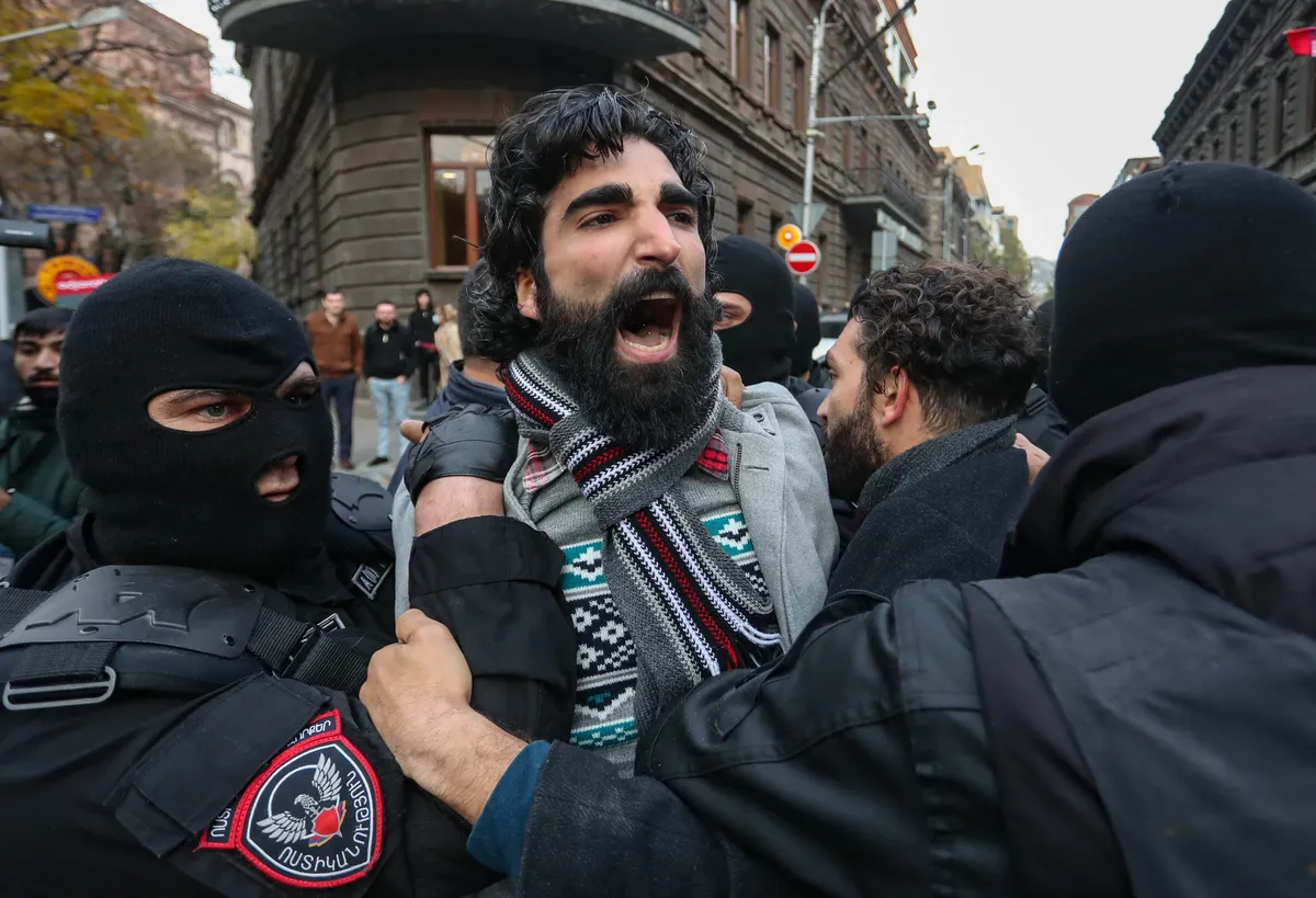 Police detain a protestor during an opposition rally in Yerevan, Armenia, 20 November 2020. Photo: EPA-EFE / VAHRAM BAGHDASARYAN /PHOTOLURE 