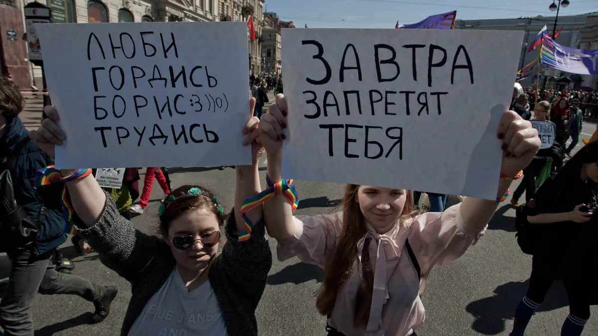 ЛГБТ-активисты маршируют и выкрикивают лозунги во время первомайской демонстрации в Санкт-Петербурге, 1 мая 2016 года. Фото: Валя Егоршин / NurPhoto / Getty Images