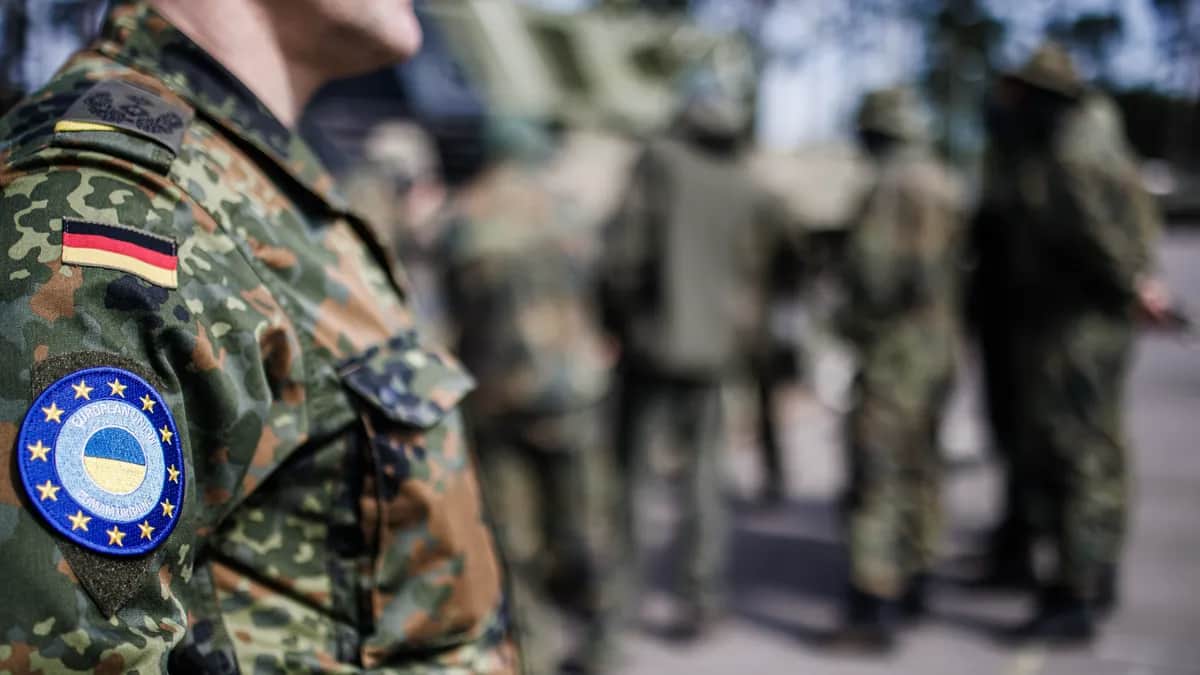 A soldier from the EU Military Assistance Mission in support of Ukraine looks on as Ukrainian soldiers train under German and Danish supervision in Klietz, Germany, 5 May 2023. Photo: EPA/CLEMENS BILAN