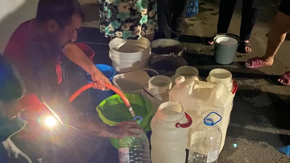 Местные жители набирают воду. Фото: Мэри Асатрян