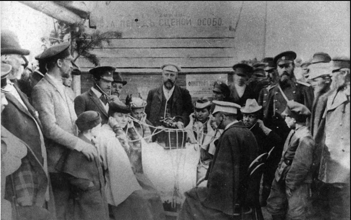 Демонстрация фонографа. Люди слушают запись через слуховые трубки — предшественники наушников, 1896 год,<a href="https://ru.wikipedia.org/wiki/%D0%9D%D0%BE%D0%B2%D0%BE%D1%81%D0%B8%D0%B1%D0%B8%D1%80%D1%81%D0%BA" rel="noopener noreferrer" title="https://ru.wikipedia.org/wiki/%D0%9D%D0%BE%D0%B2%D0%BE%D1%81%D0%B8%D0%B1%D0%B8%D1%80%D1%81%D0%BA"> </a>Ново-Николаевск. Фото: Wikimedia