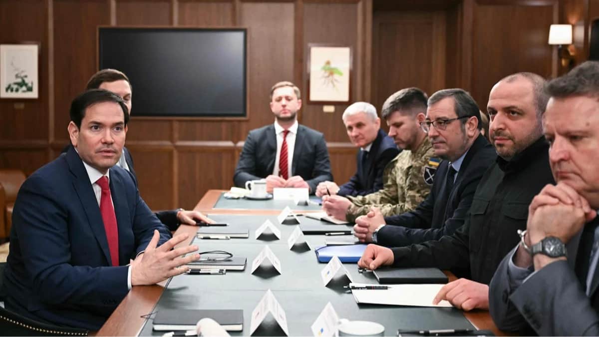 Госсекретарь США Марко Рубио выступает на встрече с украинской делегацией во главе с Рустемом Умеровым, Халландейл-Бич, Флорида, 30 ноября 2025 года. Фото: Chandan Khanna / AFP / Scanpix / LETA