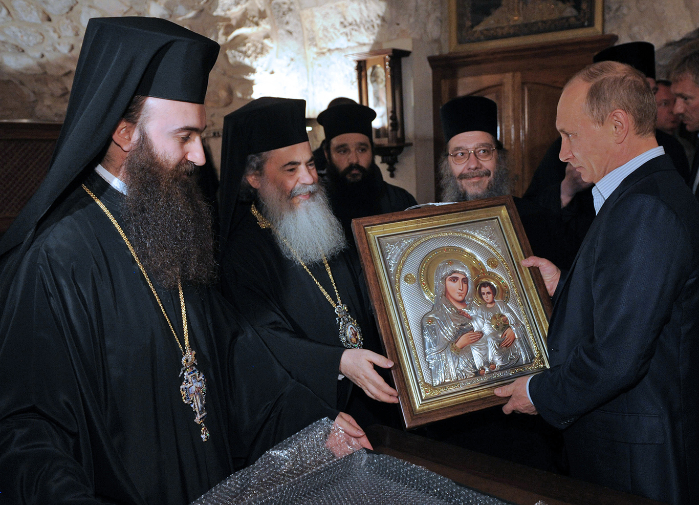 Владимир Путин дарит икону Патриарху Иерусалимскому Феофилу III во время посещения храма Гроба Господня в Иерусалиме, Израиль, 26 июня 2012 года. Фото: Алексей Драгунин / EPA