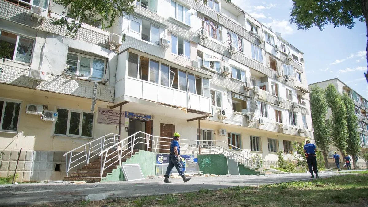 Выбитые стёкла в доме рядом с аэродромом Саки. Фото: Совет министров Республики Крым