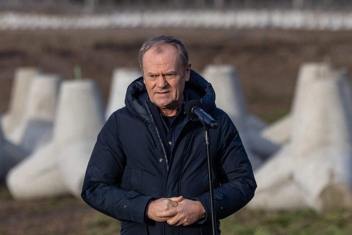 Премьер-министр Польши Дональд Туск выступает на фоне бетонных противотанковых заграждений во время осмотра первого завершённого участка укреплений «Восточный щит» на польско-российской границе возле Дабровки, Польша, 30 ноября 2024 года. Фото: Wojtek Radwanski / AFP / Scanpix / LETA