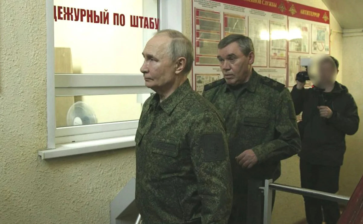 Владимир Путин во время визита в пункт управления Курской группировкой войск, 12 марта 2025 года. Фото: <a data-sk="tooltip_parent" data-stringify-link="http://kremlin.ru/events/president/news/76446/photos/80376" href="http://kremlin.ru/events/president/news/76446/photos/80376" rel="noopener noreferrer" target="_blank">Kremlin</a>