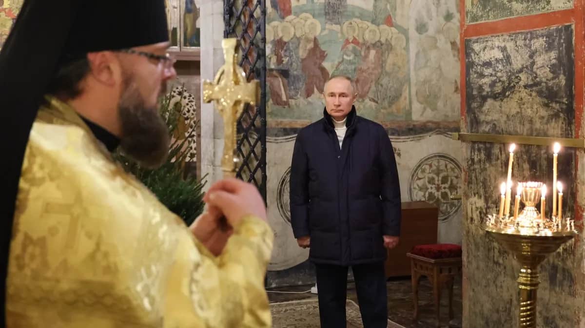 Владимир Путин на рождественской службе в Благовещенском соборе Кремля в Москве, 7 января. Фото: EPA-EFE / MIKHAEL KLIMENTYEV / SPUTNIK / KREMLIN POOL
