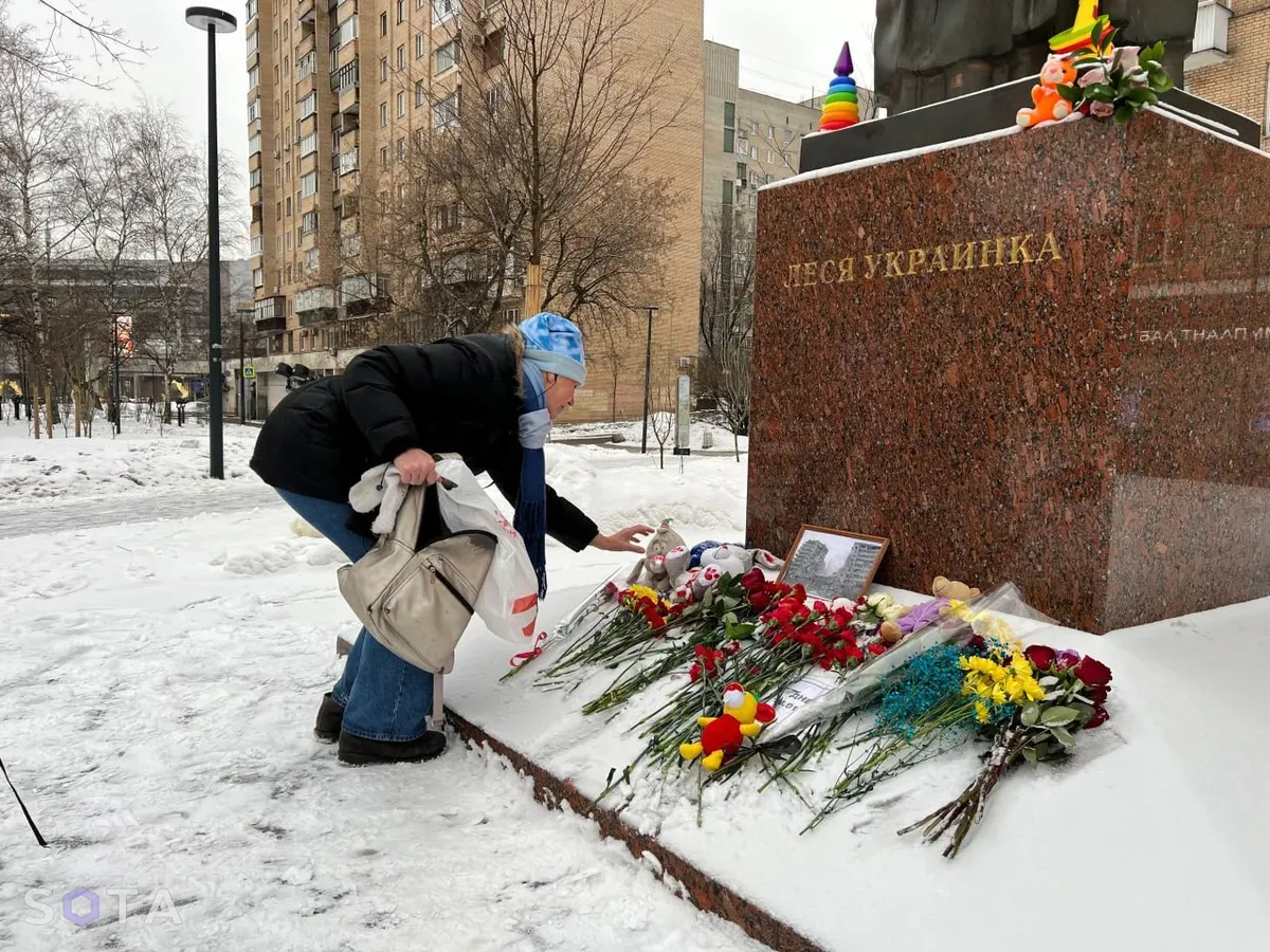 Стихийный мемориал у памятника поэтессе Лесе Украинке. Фото: <a href="https://t.me/sotaproject">SOTA</a>