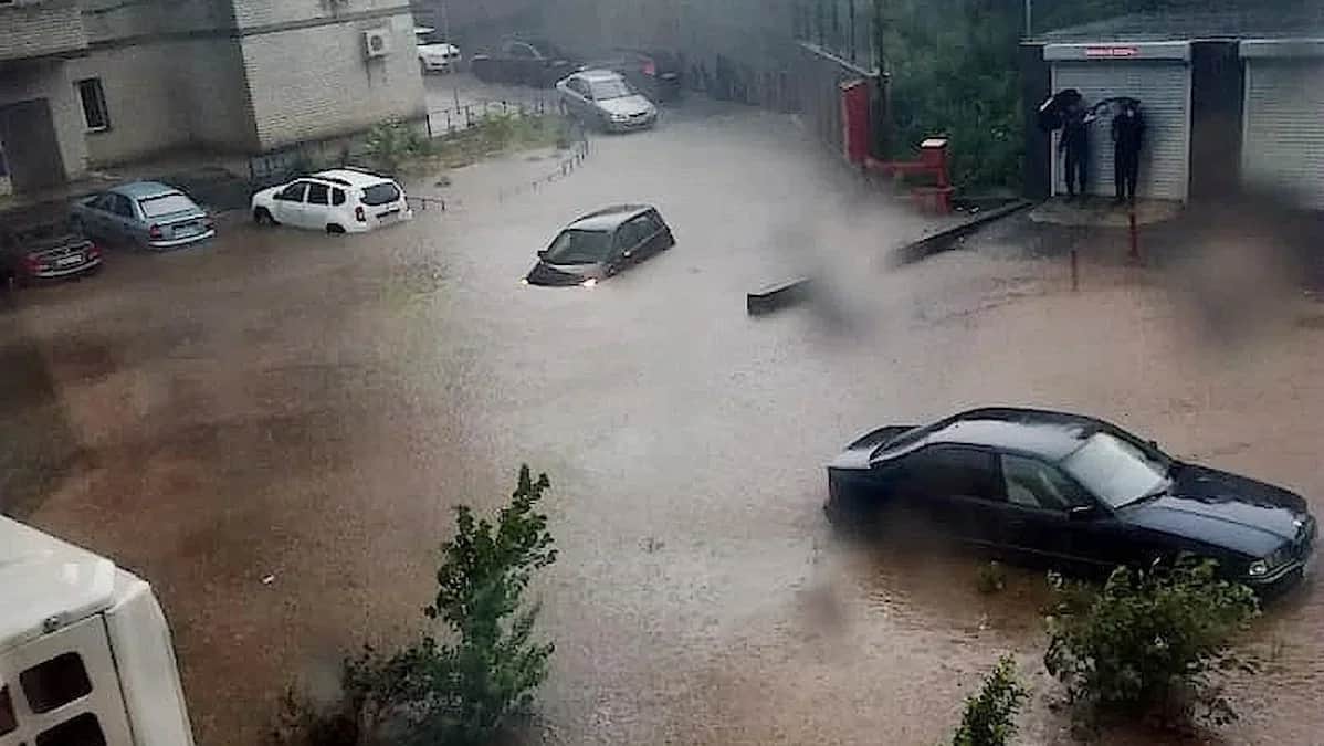 Ливень в Ростове-на-Дону. Фото: <a href="https://vk.com/rostovnadonu">ВКонтакте</a>