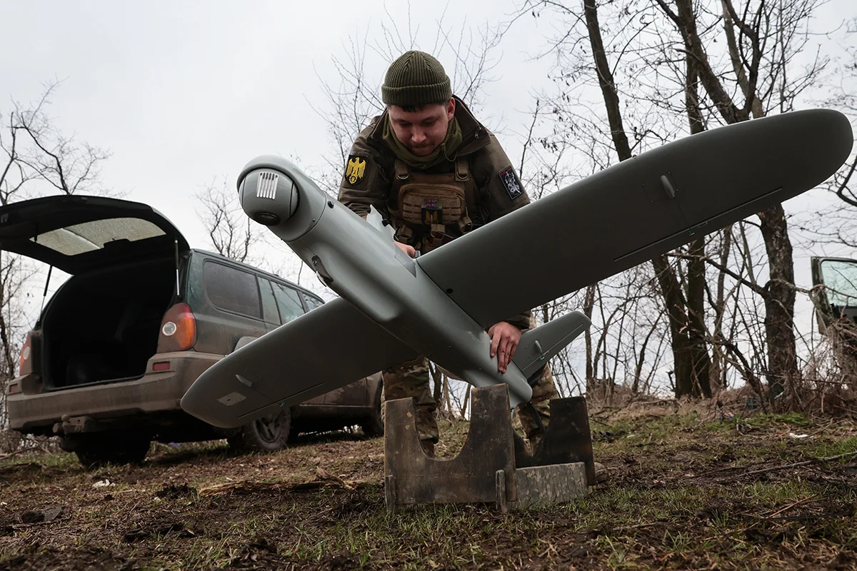 Украинский военнослужащий с дроном Leleka-100 на Запорожском фронте, Украина, 15 февраля 2024 года. Фото: Катерина Клочко / EPA-EFE