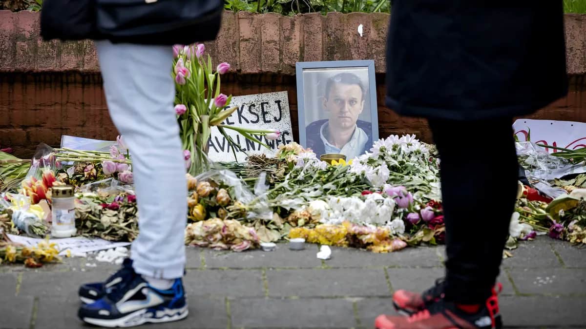 Russians wait in line to vote at the Russian Embassy in The Hague, Netherlands, near a memorial to slain opposition leader Alexey Navalny, 17 March 2024. Photo: EPA-EFE/ROBIN VAN LONKHUIJSEN