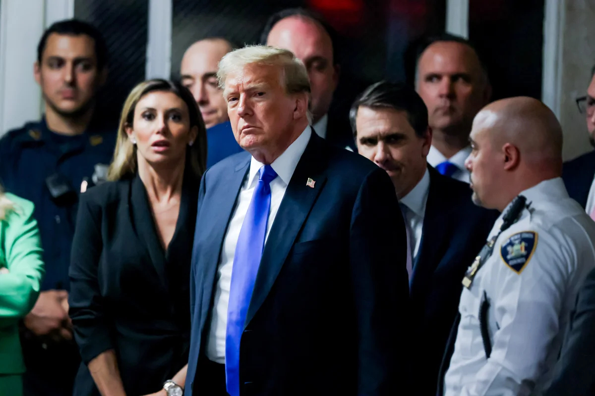 Дональд Трамп выходит из суда после того, как присяжные признали его виновным по всем 34 пунктам обвинения в рамках уголовного процесса в Верховном суде штата Нью-Йорк, 30 мая 2024 года. Фото: Justin Lane / EPA-EFE