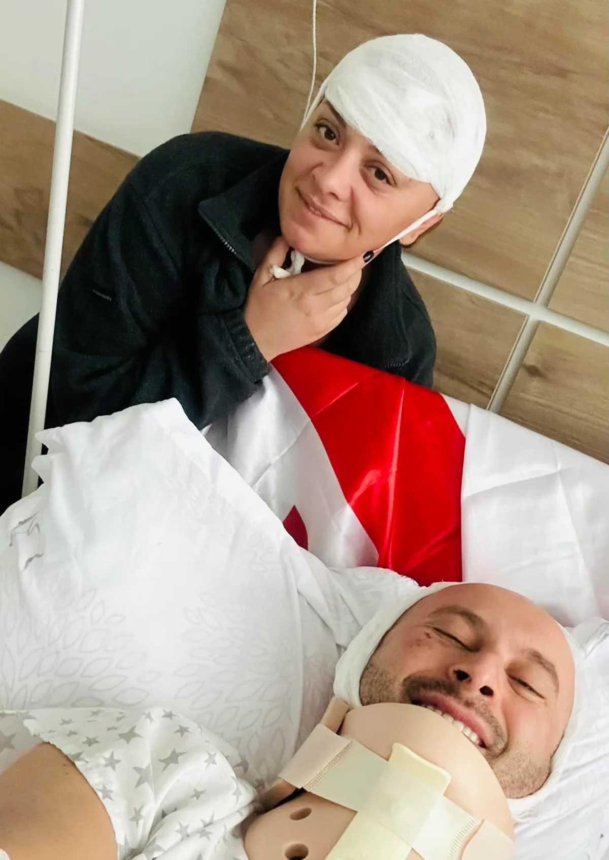 Мариам Гаприндашвили и Гурам Рогава в больничной палате. Фото:<em> </em><a href="https://www.facebook.com/guram.rogava/posts/pfbid02b5WujniNz7R92q51fkaaCrUXVgrwBaSNgCHxfpKg5KVNLfnm1LPXGnmv1QBpqF81l">Facebook</a>