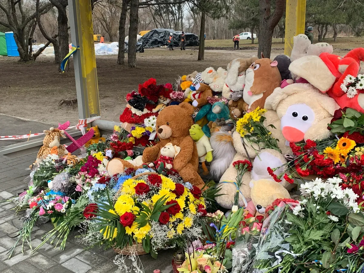 Memorial near the building. Photo: Olga Musafirova, exclusively for Novaya Gazeta Europe