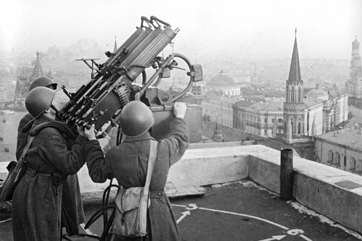 Советские зенитчики на крыше гостиницы «Москва».<br>Олег Кнорринг / RIA Novosti archive / Wikimedia.org (CC-BY-SA 3.0)