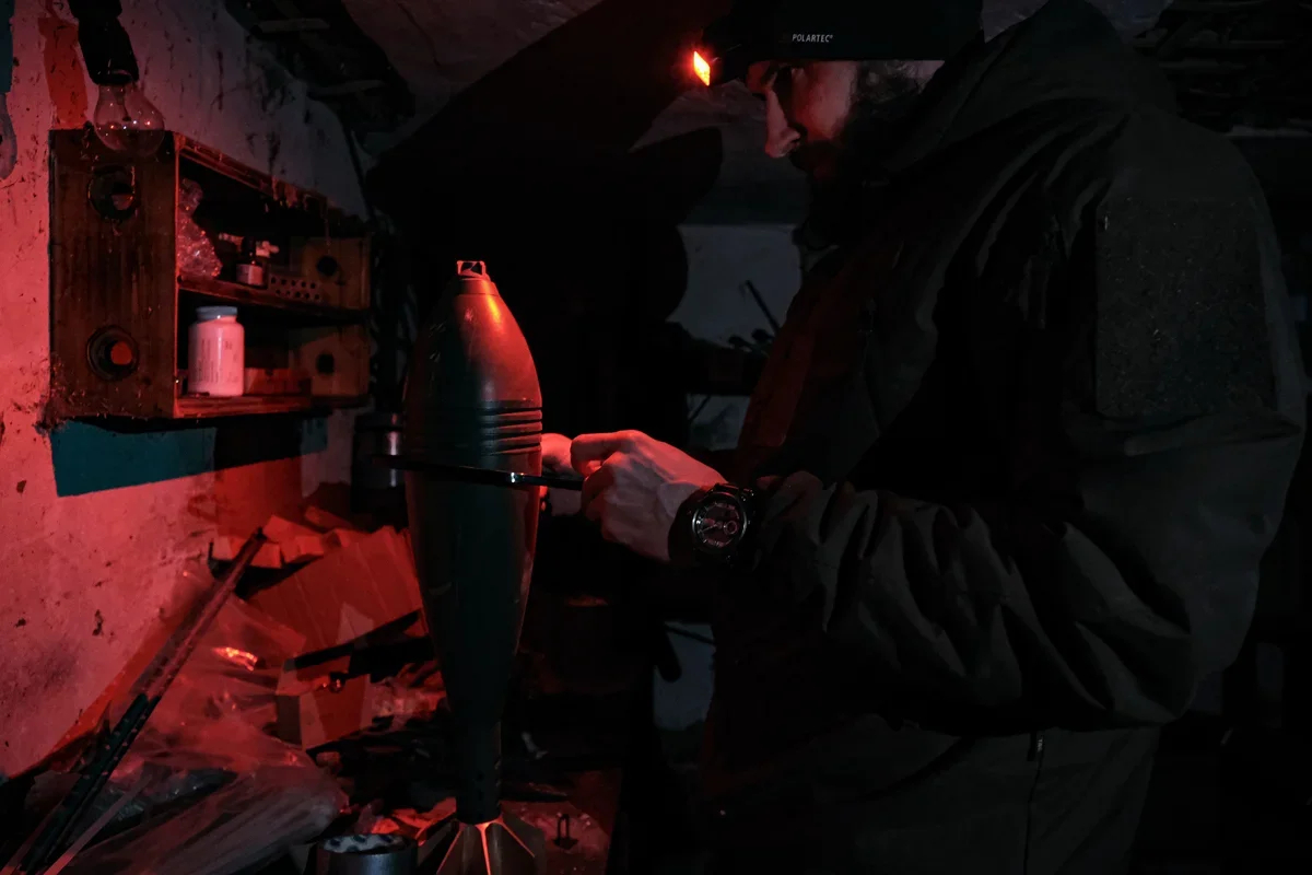 A Ukrainian technician prepares an explosive charge for a drone on the front line near Toretsk, Donetsk region, 16 February 2025. Photo: Maria Senovilla / EPA