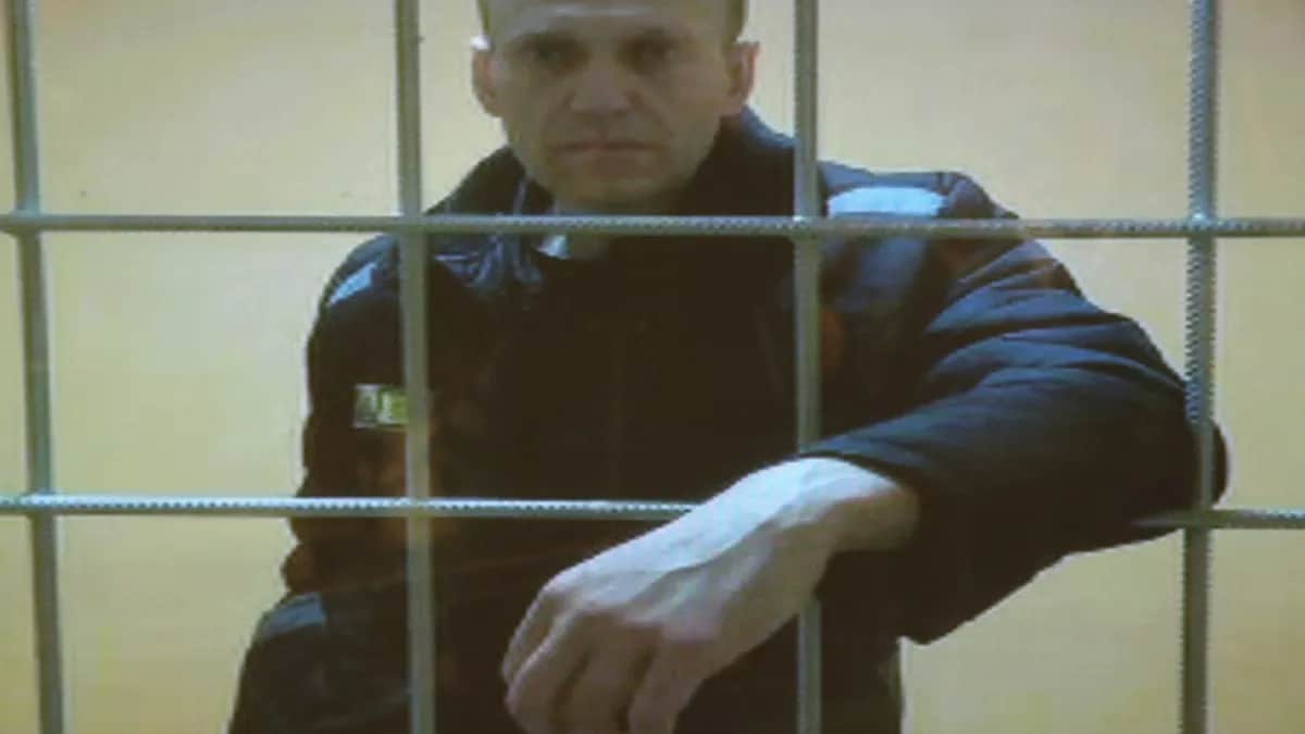 Алексей Навальный на экране во время апелляции на девятилетний тюремный срок, в Мосгорсуде, 24 мая 2022 года. Фото: скрин видео
