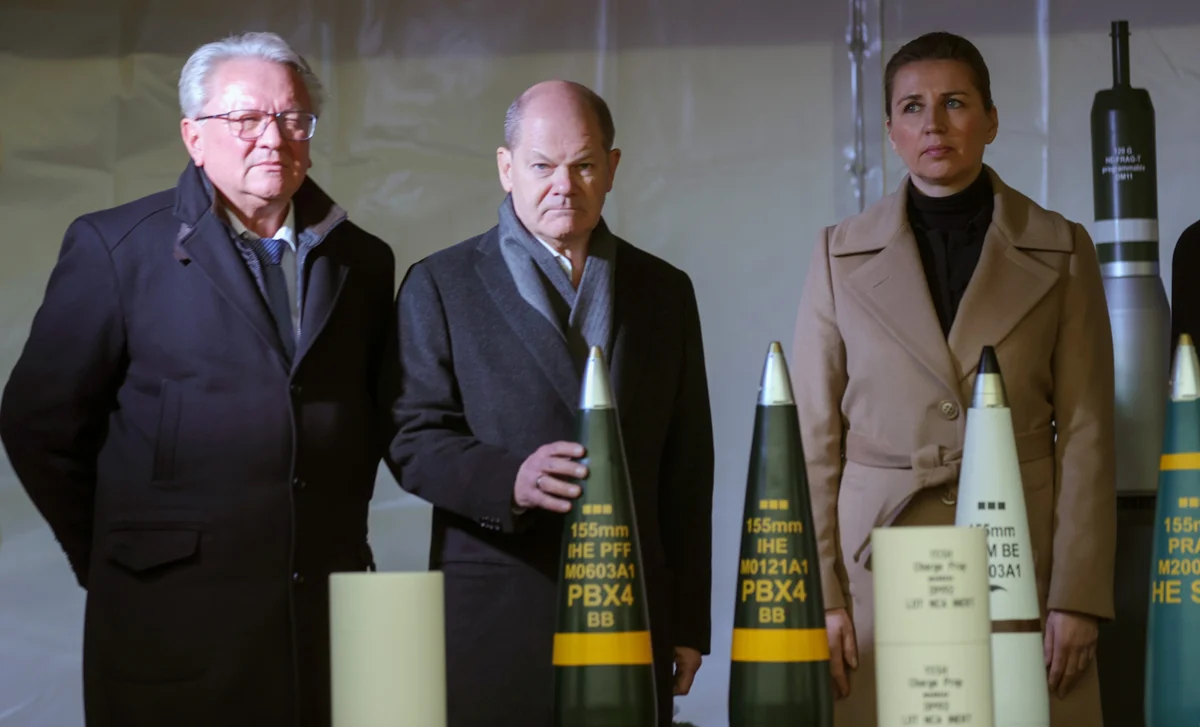 Главный исполнительный директор Rheinmetall Армин Паппергер, канцлер Германии Олаф Шольц и премьер-министр Дании Метте Фредериксен на церемонии закладки нового завода по производству боеприпасов Rheinmetall в Унтерлуэссе, Германия, 12 февраля 2024 года. Фото: Friedemann Vogel / EPA-EFE