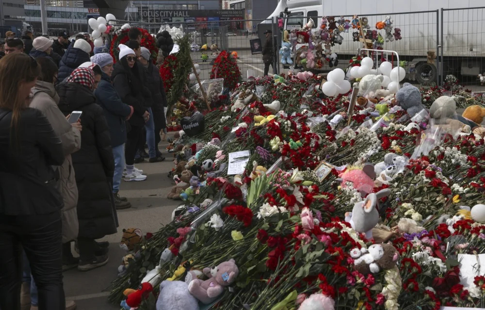 Crowds mourn at Crocus City Hall after the attack in Krasnogorsk, outside Moscow, 30 March 2024. Photo: EPA-EFE/SERGEI ILNITSKY