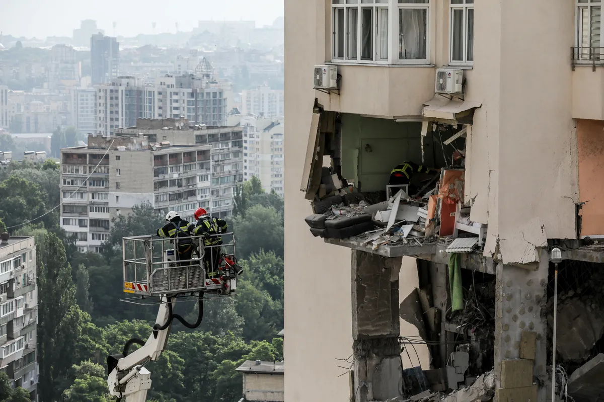Последствия удара по жилому дому в Киеве, Украина, 24 июня 2023 года. Фото: EPA-EFE/OLEG PETRASYUK