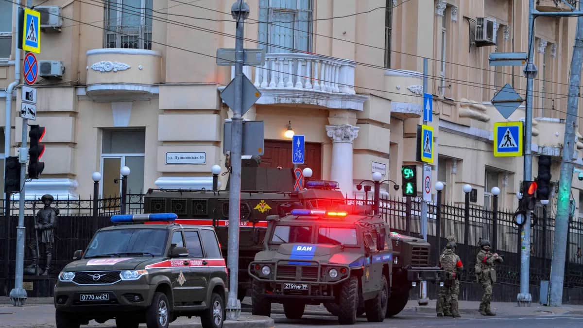 Российские военнослужащие блокируют улицу в центре Ростова-на-Дону, 24 июня 2023 года. Фото: EPA-EFE / ARKADY BUDNITSKY