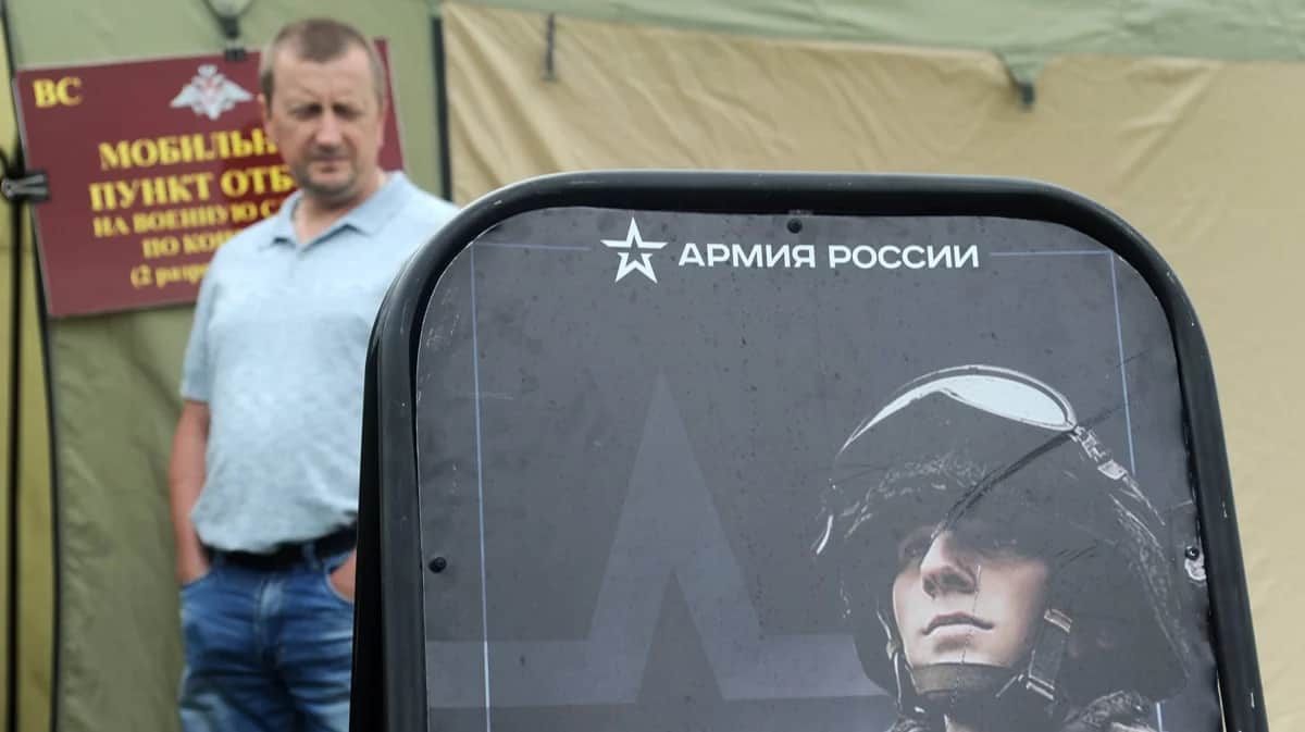Мужчина у входа в мобильный призывной пункт в Тамбовской области, Россия, 9 июля 2023 года. Фото: Алексей Сухоруков / Спутник / Imago Images / SNA / Scanpix / LETA