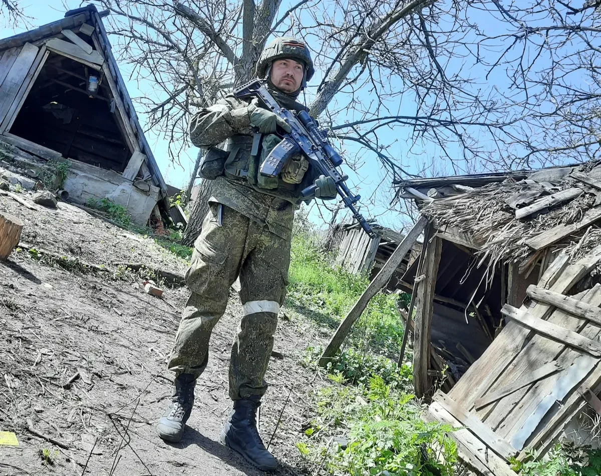 Astashov with weapons. Izyumsky district. Photo from personal archive