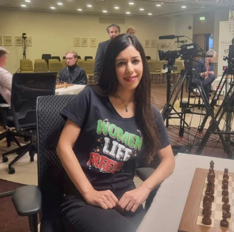 Шохре Баят на Чемпионате мира по шахматам имени Фишера. Фото: <a href="https://twitter.com/ShohrehBayat/status/1612090754251345923/photo/">Twitter</a>