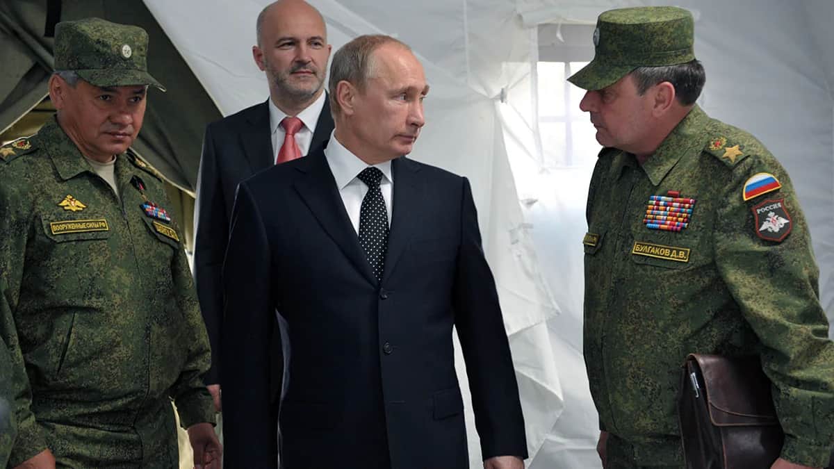 Владимир Путин, Дмитрий Булгаков, Сергей Шойгу и Константин Ильковский принимают участие в наблюдательной операции подразделений Центрального и Восточного военных округов на полигоне Цугол Восточного военного округа, 17 июля 2013 года. Фото: Алексей Никольский / EPA-EFE