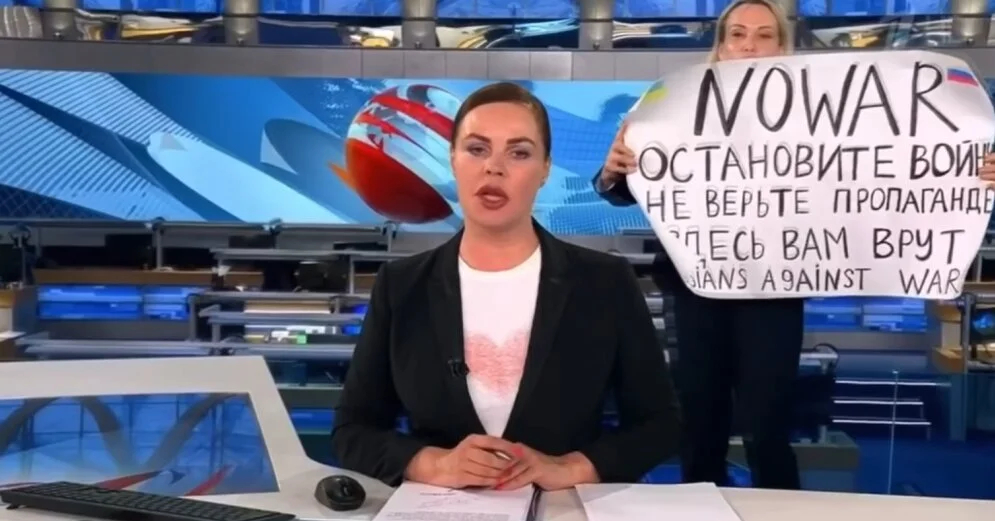 “Putin is a murderer. His soldiers are fascists. How many more children must die for you to stop?” Ovsyannikova holds up a sign near the Kremlin. Screenshot