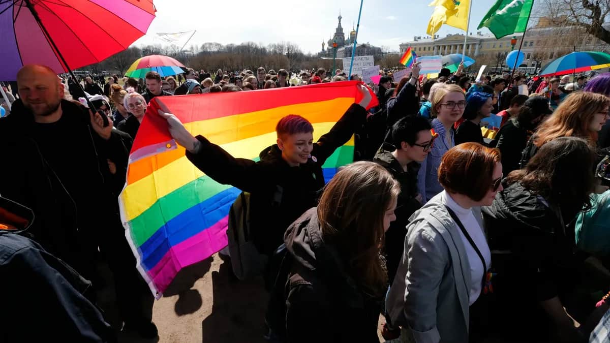 An LGBT demonstration in St. Petersburg, 1 May 2017. Photo: EPA/ANATOLY MALTSEV