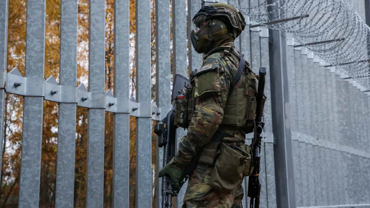 A border guard patrols Poland’s frontier with Belarus near the Połowce-Pieszczatka border crossing, north-eastern Poland, 30 October 2024. Photo: EPA-EFE / Artur Reszko