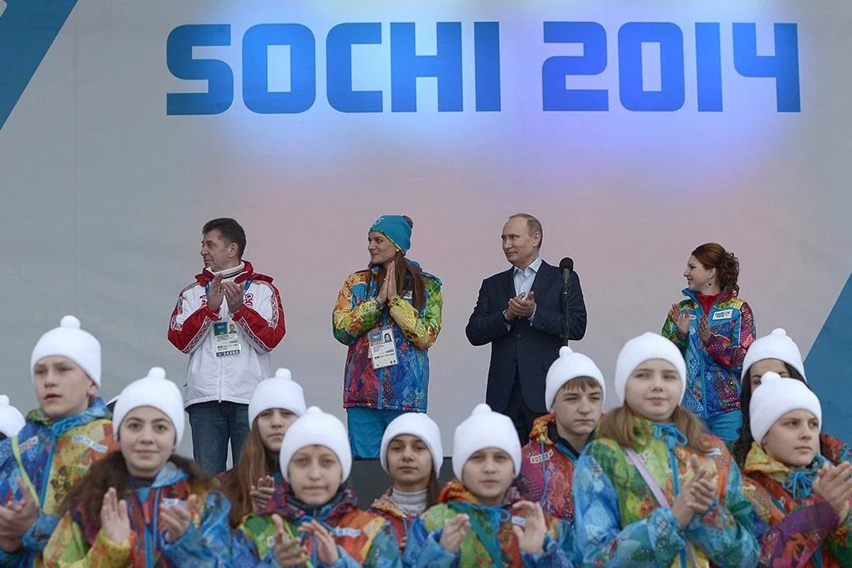 Путин на церемонии приветствия делегации Олимпийского комитета России в 2014 году в Сочи. Фото: <a data-sk="tooltip_parent" data-stringify-link="http://Kremlin.ru" href="http://kremlin.ru/" rel="noopener noreferrer" target="_blank">Kremlin.ru</a>