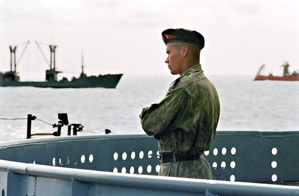 Моряк ВМФ России на борту «Петра Великого» наблюдает за операцией по спасению «Курска», проводимой при содействии российского судна «Михаил Рудницкий» и норвежского судна Normand Pioneer, 21 августа 2000 года. Фото: REUTERS / Scanpix / LETA