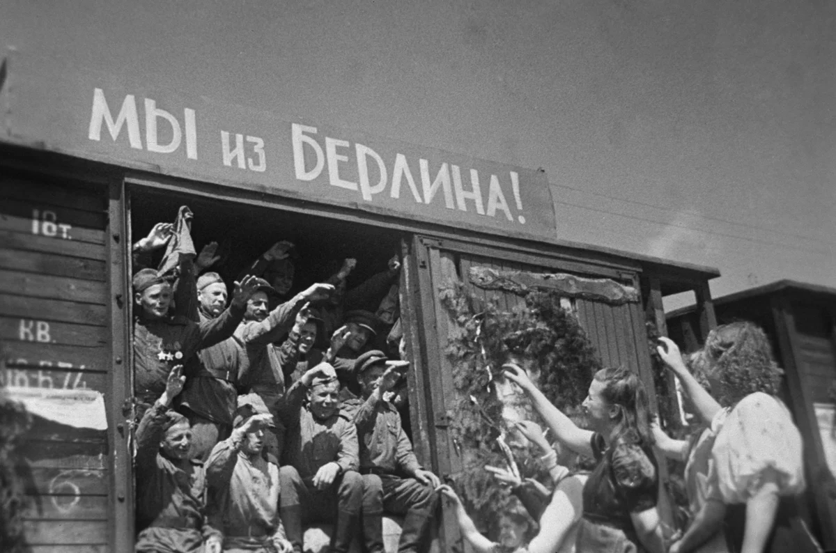 Встреча демобилизованных на вокзале Минска, июль 1945 года. Фото: Владимир Лупейко / ТАСС / <a data-sk="tooltip_parent" data-stringify-link="https://commons.wikimedia.org/wiki/File:%D0%92%D1%81%D1%82%D1%80%D0%B5%D1%87%D0%B0_%D0%B4%D0%B5%D0%BC%D0%BE%D0%B1%D0%B8%D0%BB%D0%B8%D0%B7%D0%BE%D0%B2%D0%B0%D0%BD%D0%BD%D1%8B%D1%85_%D0%BD%D0%B0_%D0%BC%D0%B8%D0%BD%D1%81%D0%BA%D0%BE%D0%BC_%D0%B2%D0%BE%D0%BA%D0%B7%D0%B0%D0%BB%D0%B5.jpg?uselang=ru" href="https://commons.wikimedia.org/wiki/File:%D0%92%D1%81%D1%82%D1%80%D0%B5%D1%87%D0%B0_%D0%B4%D0%B5%D0%BC%D0%BE%D0%B1%D0%B8%D0%BB%D0%B8%D0%B7%D0%BE%D0%B2%D0%B0%D0%BD%D0%BD%D1%8B%D1%85_%D0%BD%D0%B0_%D0%BC%D0%B8%D0%BD%D1%81%D0%BA%D0%BE%D0%BC_%D0%B2%D0%BE%D0%BA%D0%B7%D0%B0%D0%BB%D0%B5.jpg?uselang=ru" rel="noopener noreferrer" target="_blank">Wikimedia</a>